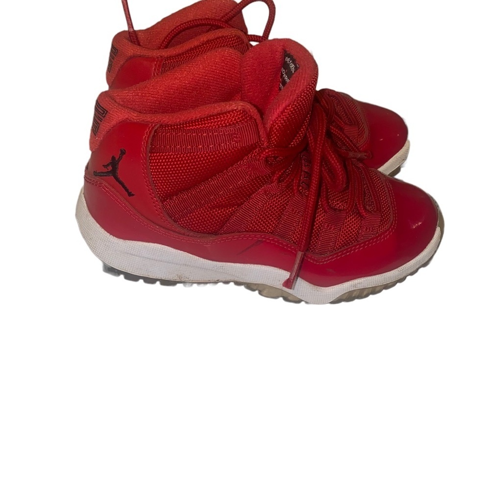 𝅺Kids Nike air Jordan retro 11 red patent leather sneakers size 13c